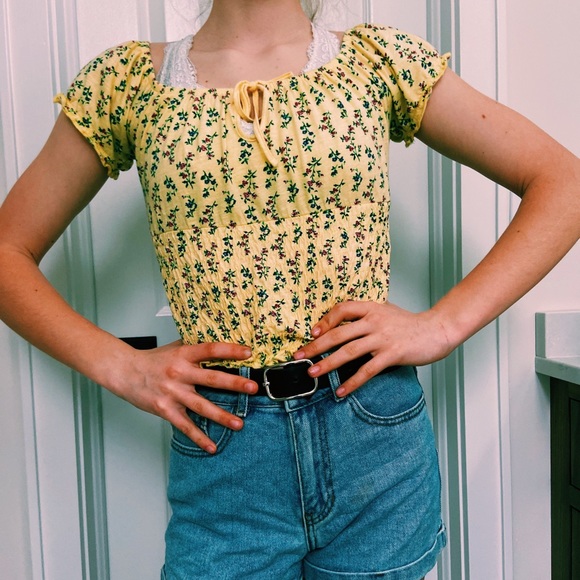 ME TO WE YELLOW FLOWER BLOUSE - Picture 2 of 3